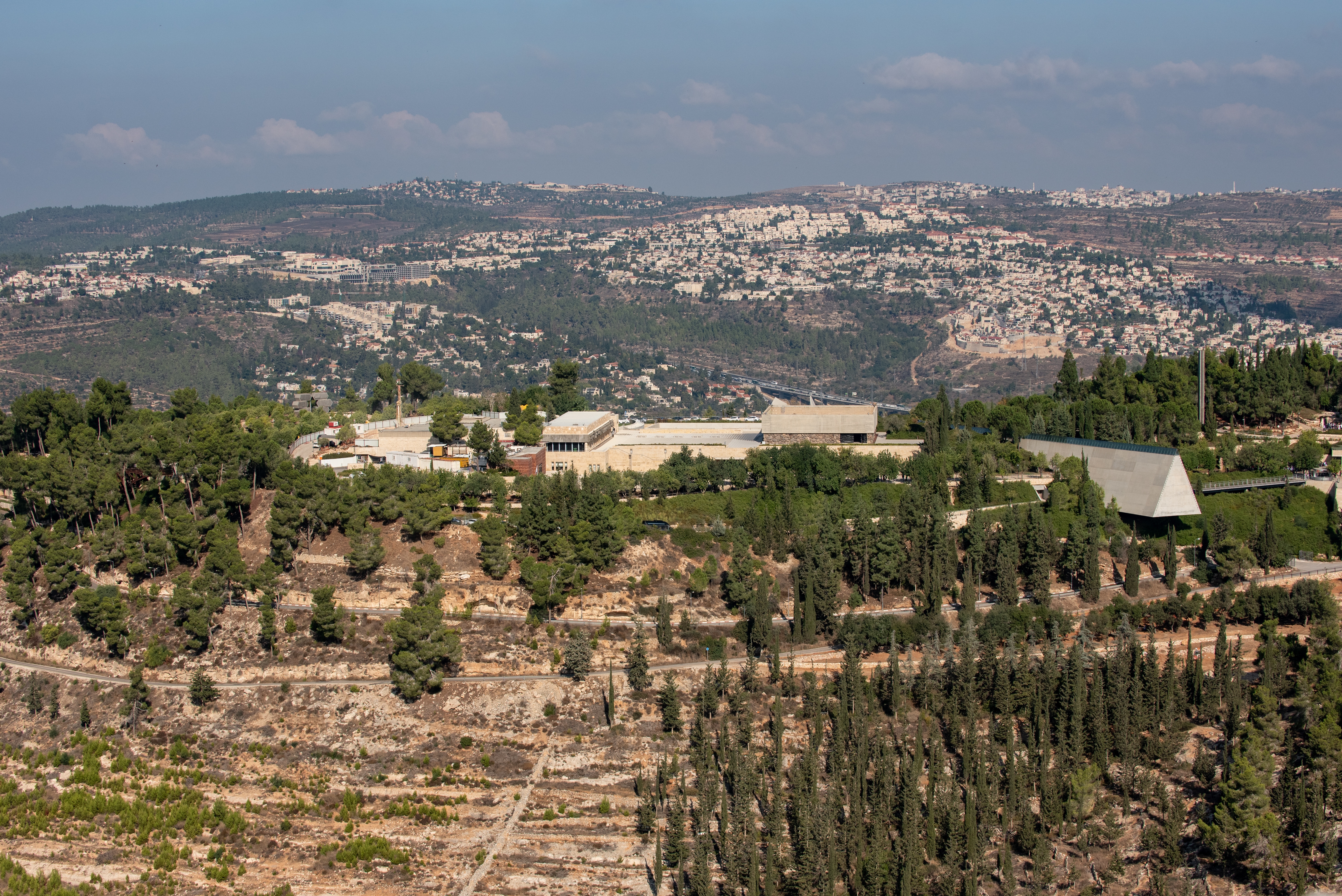 Masked Israeli settlers attacked homes in West Bank's Qusra on Saturday