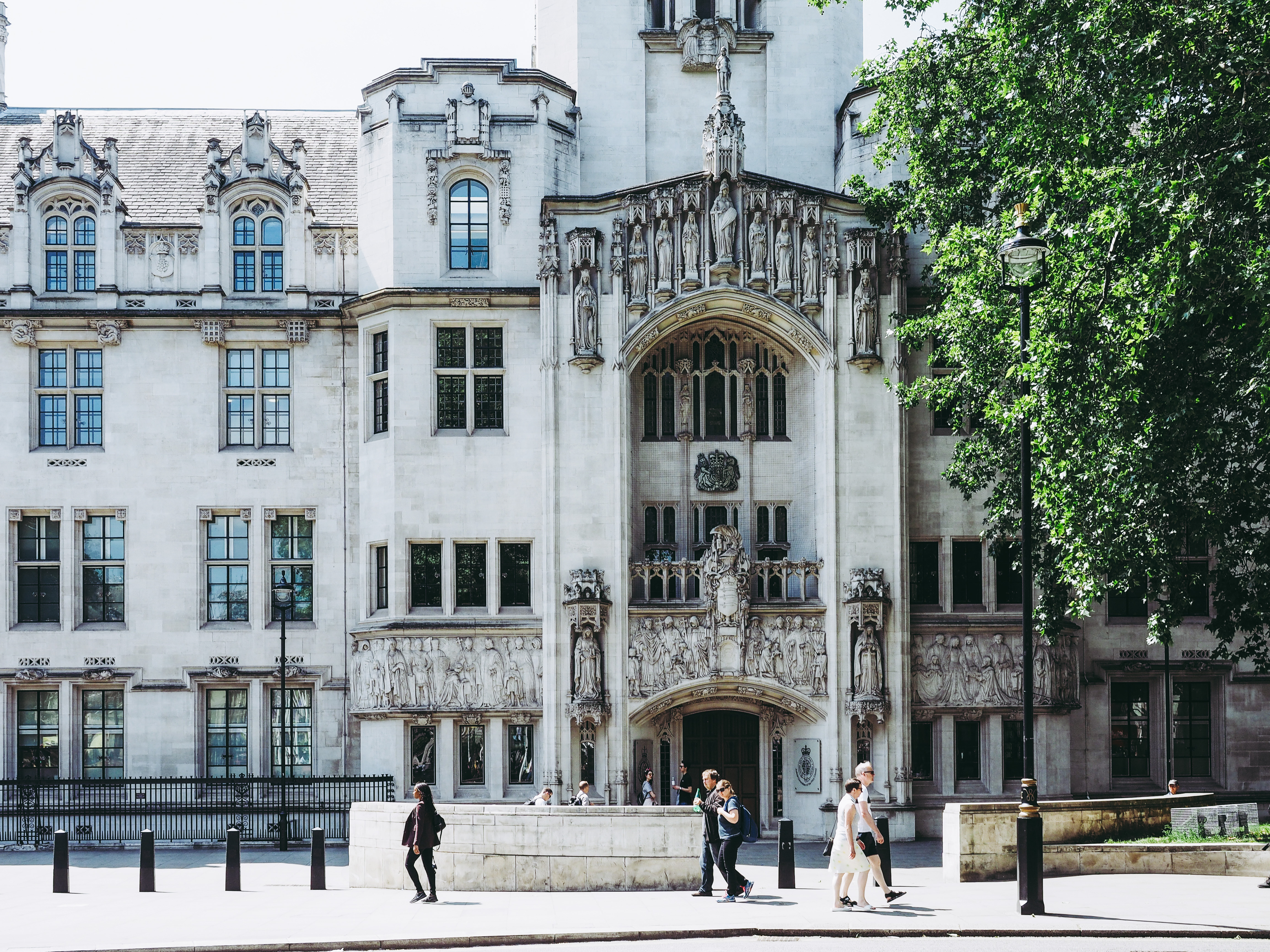 What makes a London ruling bind 166 countries?