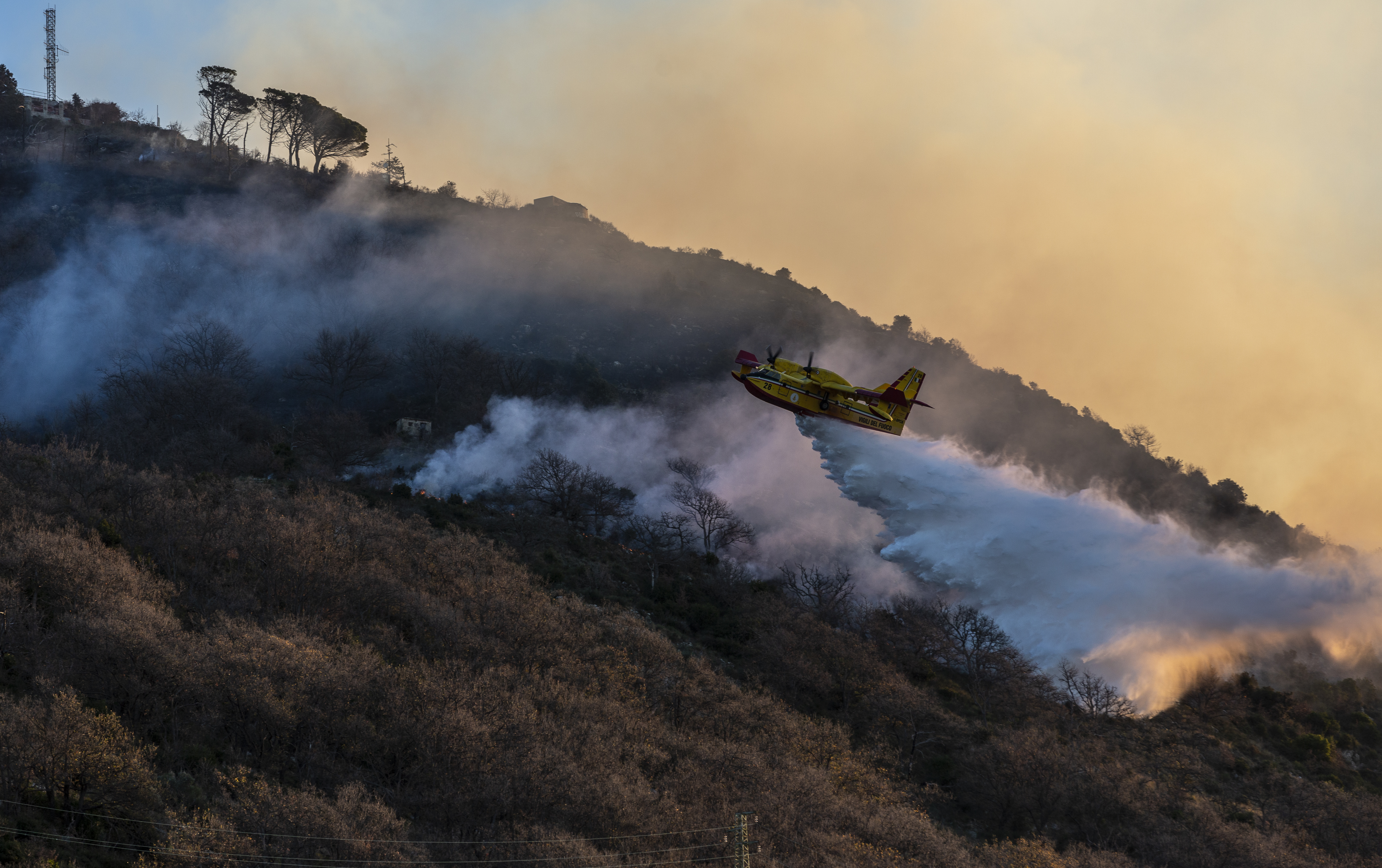 UK offers Chinooks for Cairngorms fire, denies water-bombing aid.