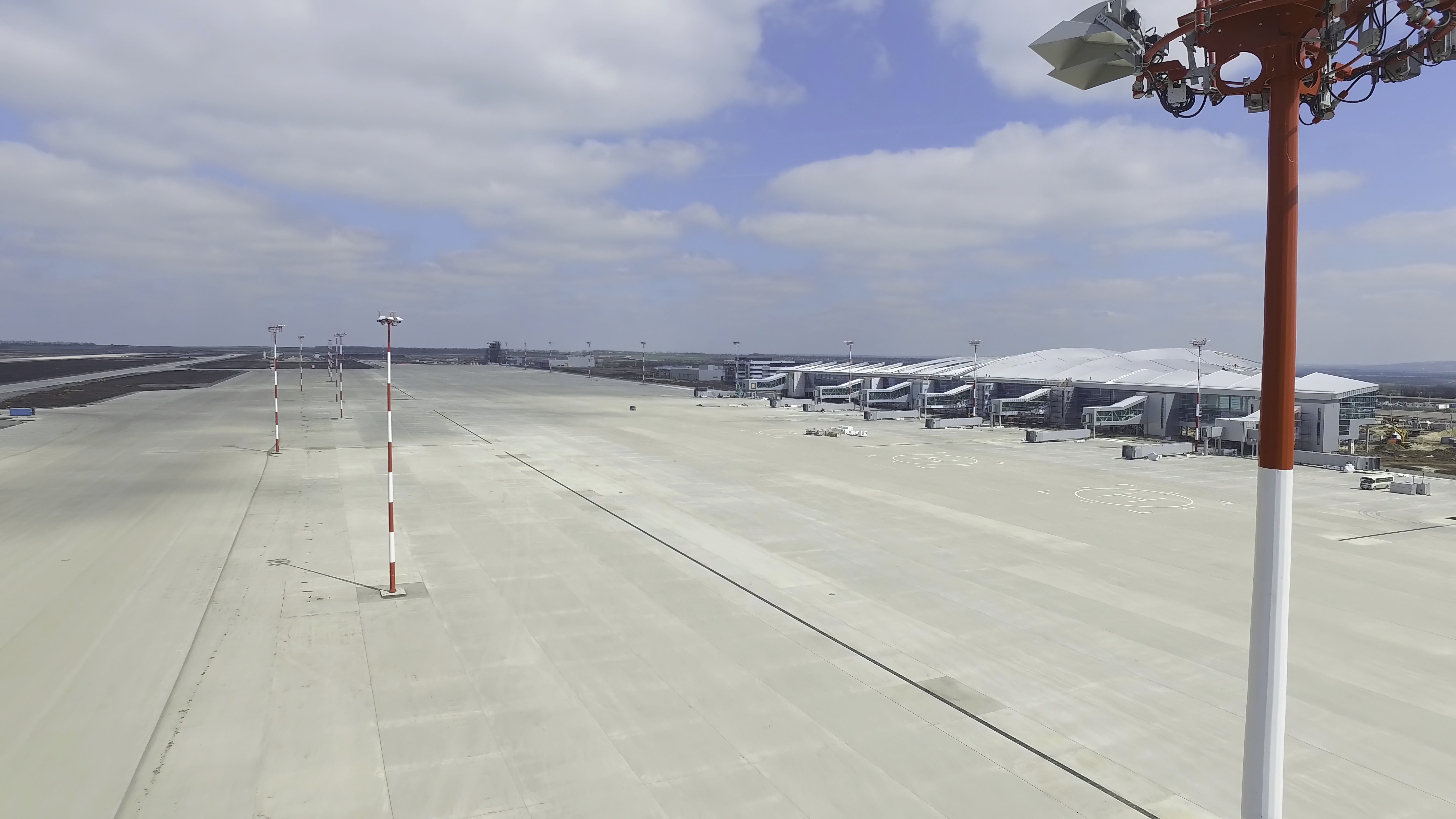 Heathrow briefly shut one runway after a small grass fire broke out