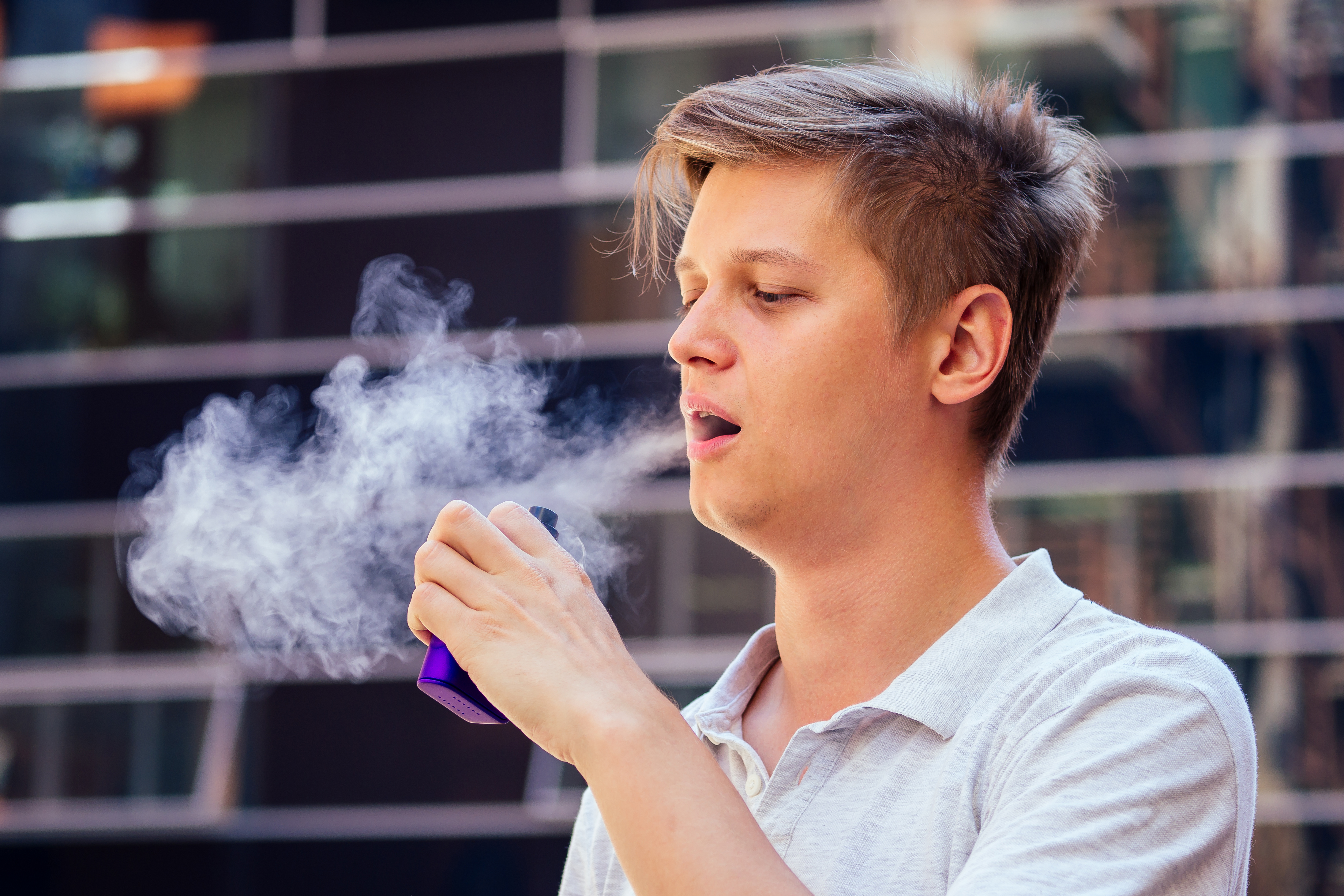 Vaping linked to asthma, anxiety in UK teens, paediatricians warn