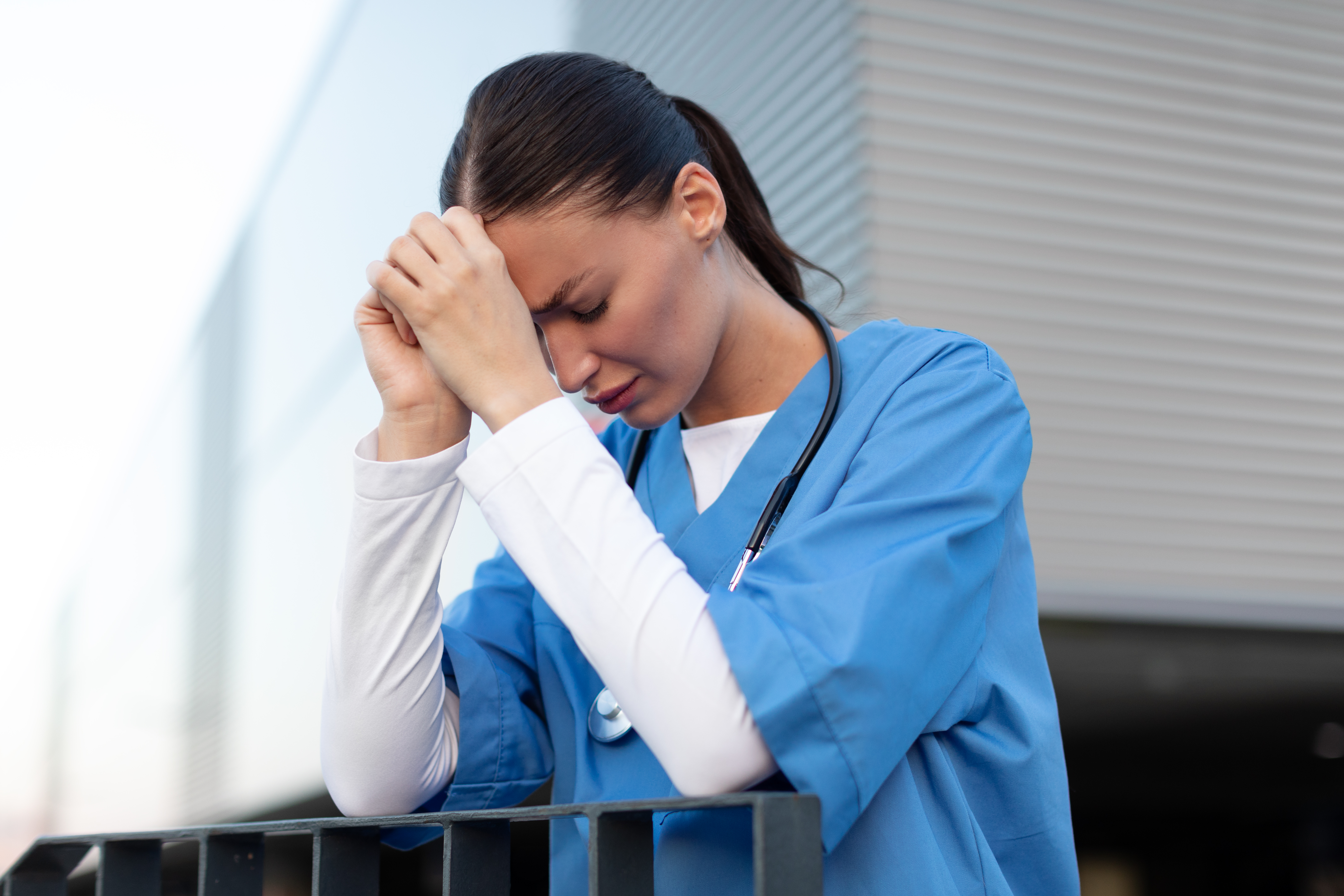 Nurses collapsing, having seizures in 30C hospital heat