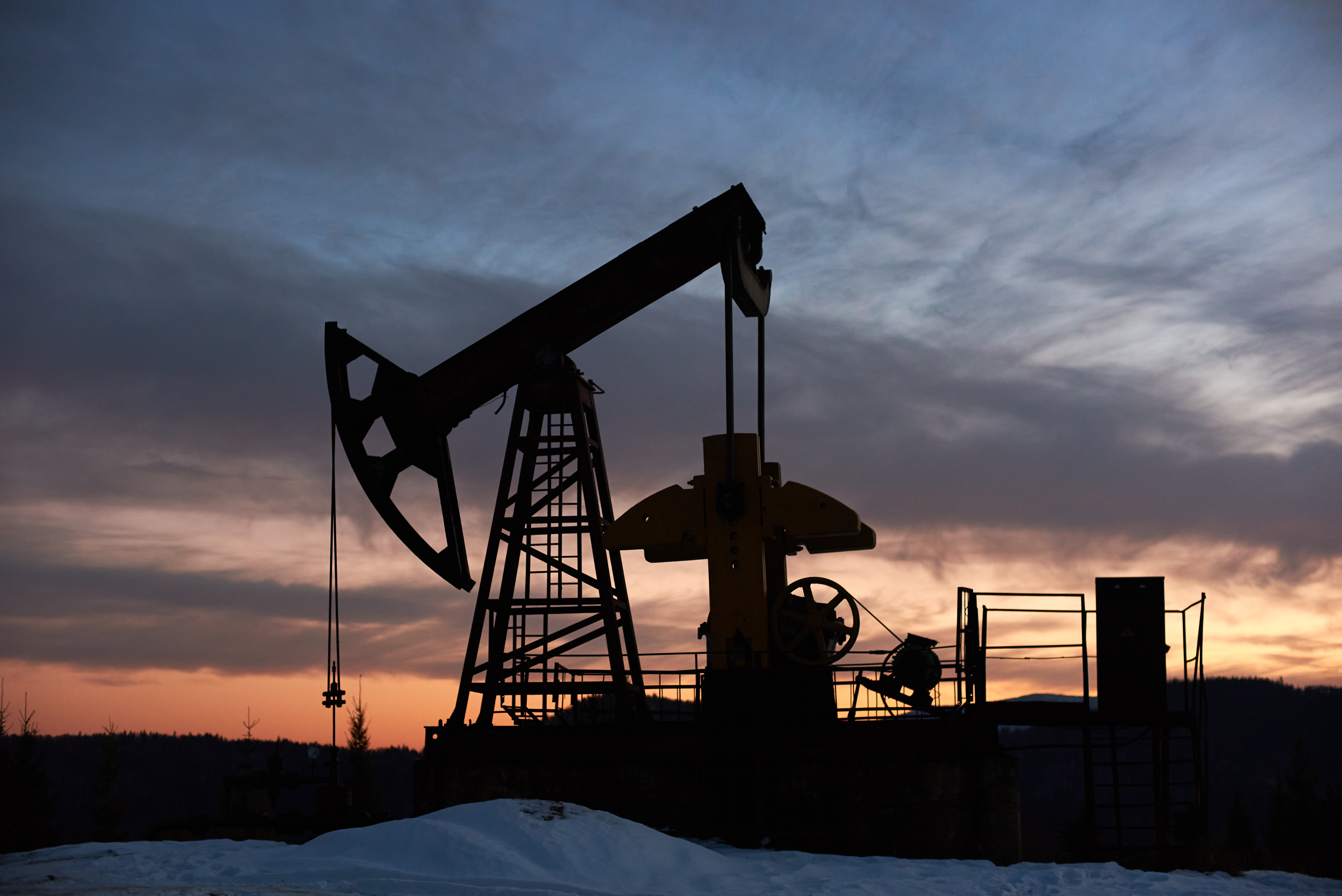 Oil prices drop 4% as US-Iran pause, but one threat remains