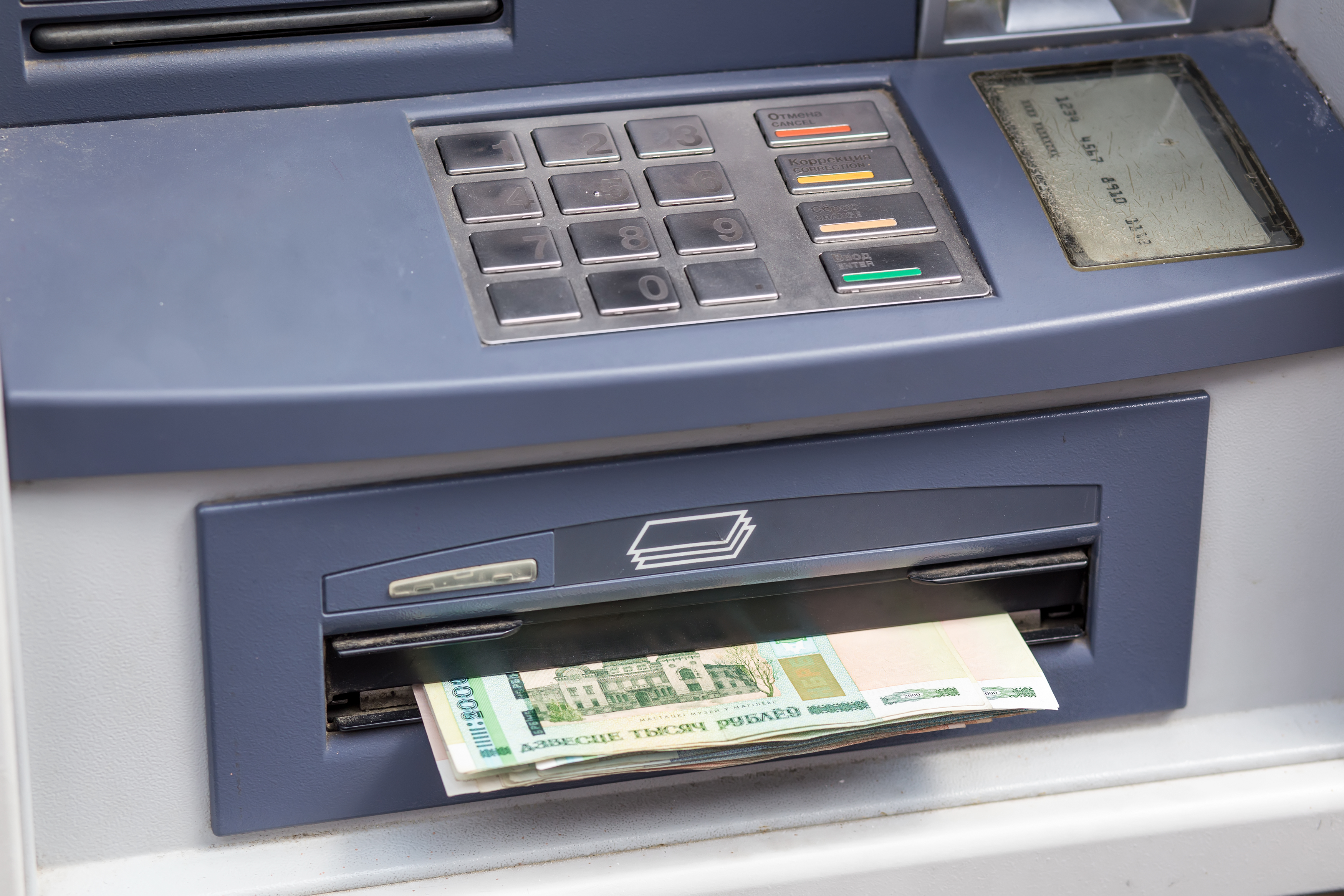 Russians withdraw billions from banks fearing government seizure for war funding