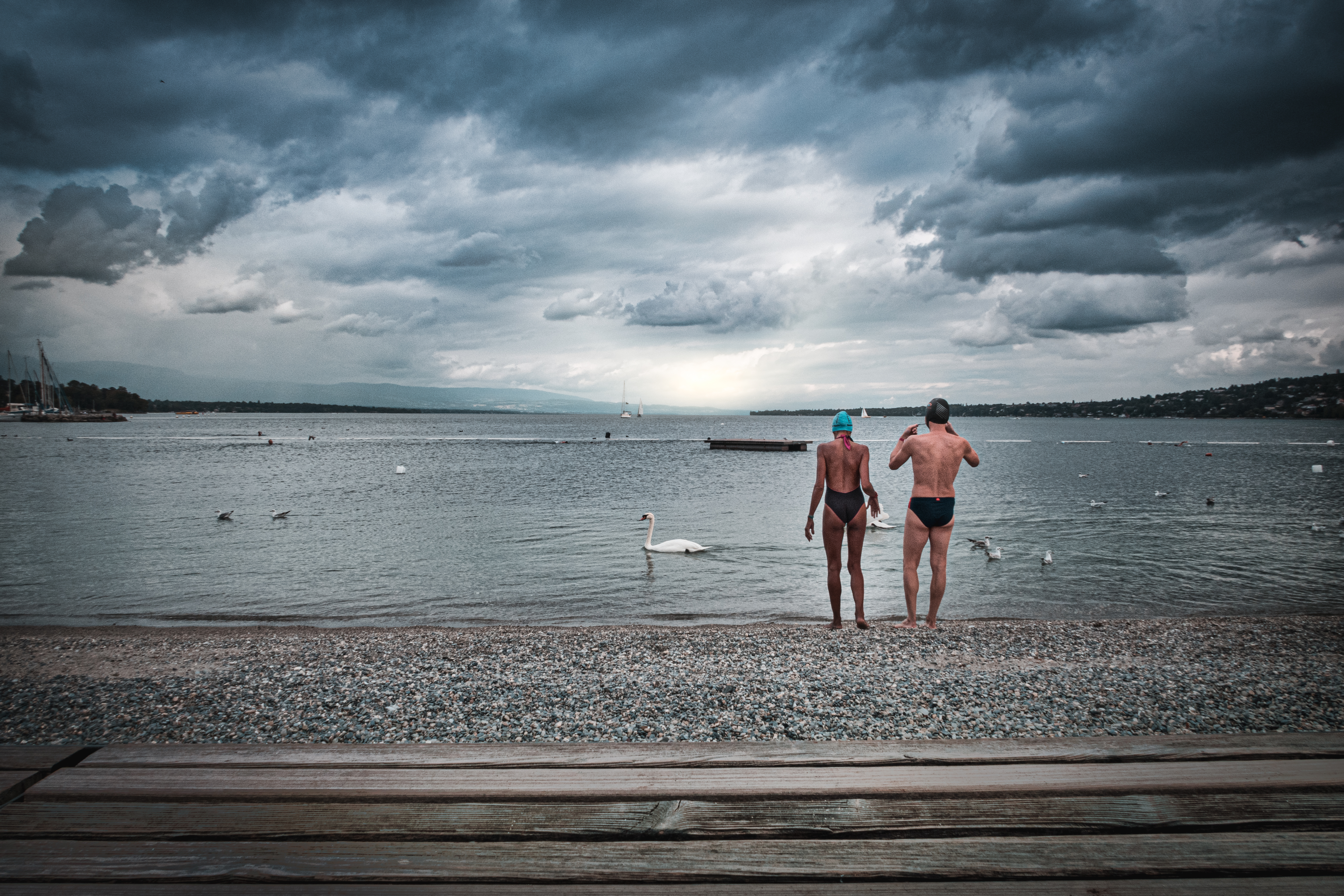Giant 'tsunami cloud' and gale hit French beach