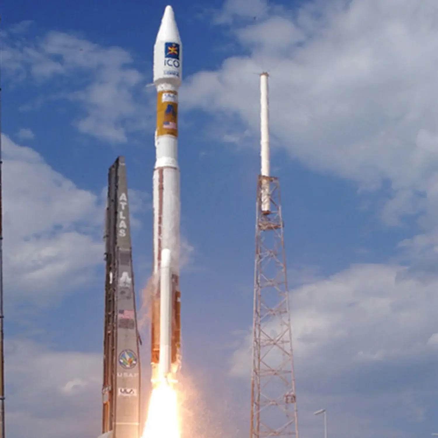 Atlas V 421 rocket by undefined