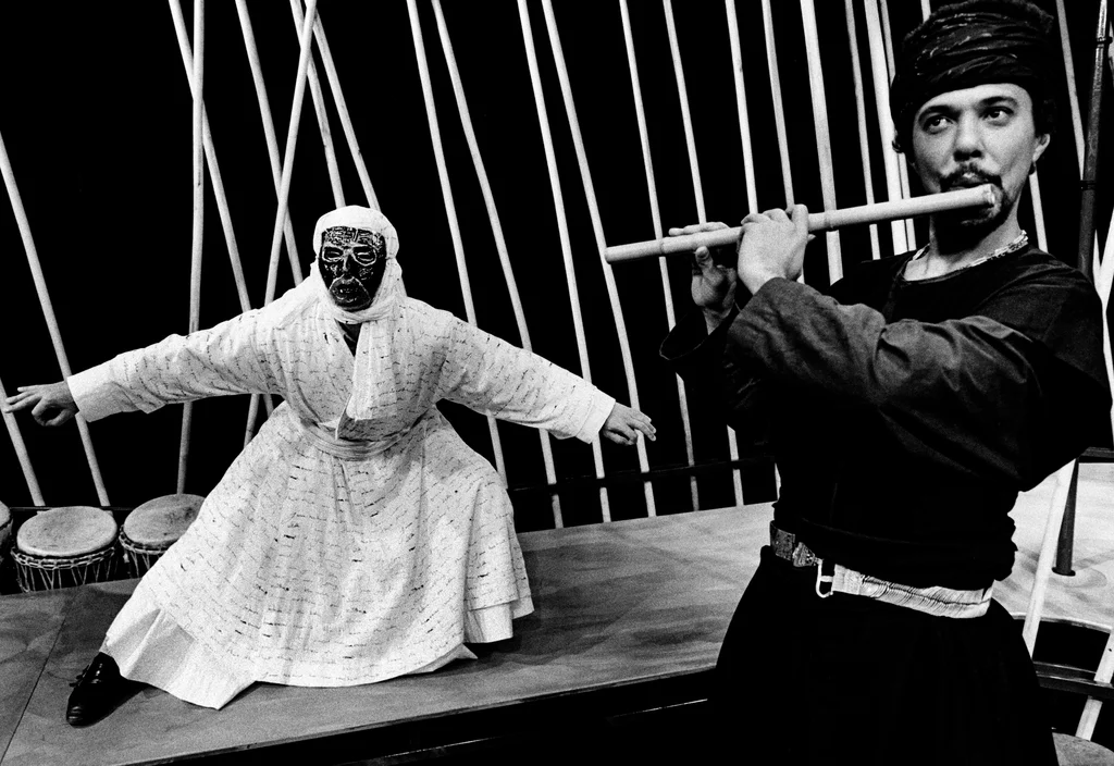 Linked image (Boodschapper van de lucht_Theatergroep Pruim_Allan Zipson_16