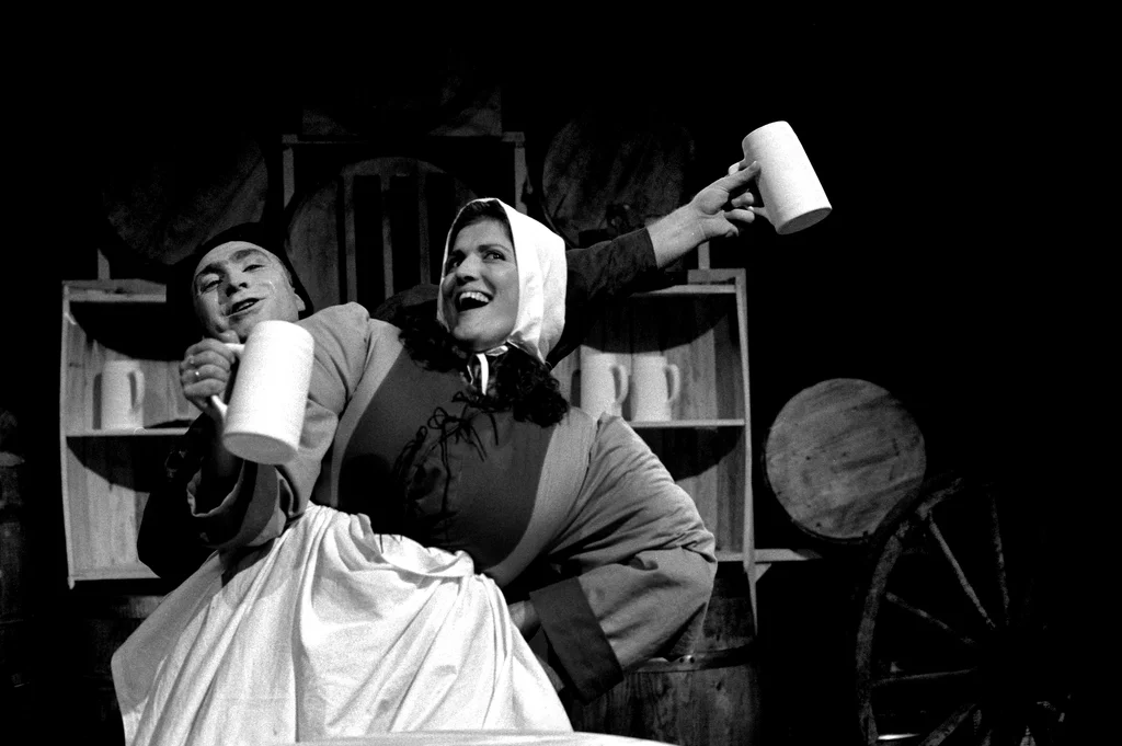 Linked image (Klucht van de koe_Amsterdam Sanat Tiyatrosu_Ayse Emel Mesci_9