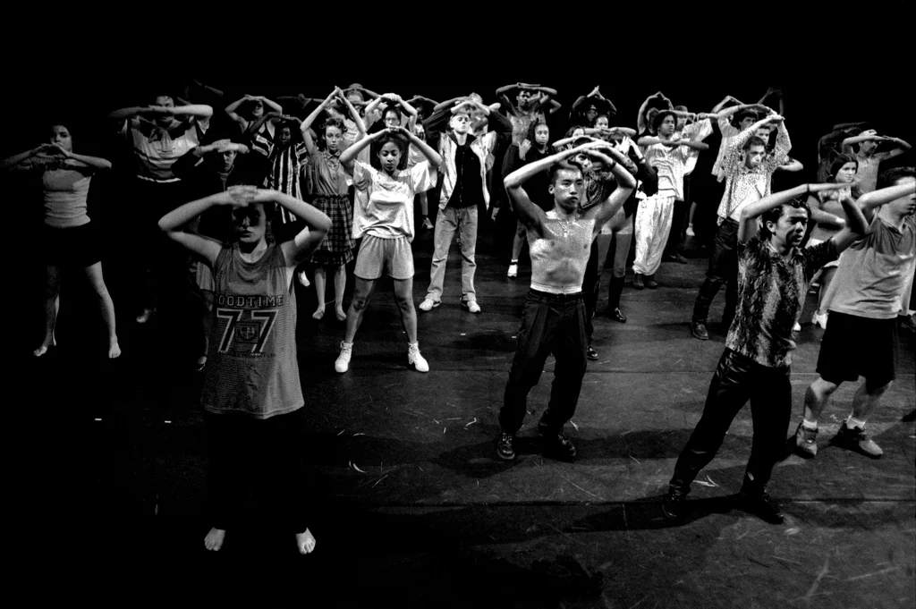 Linked image (Benefiet Mo Money_Theatergroep Artisjok Nultwintig_Spelers_15