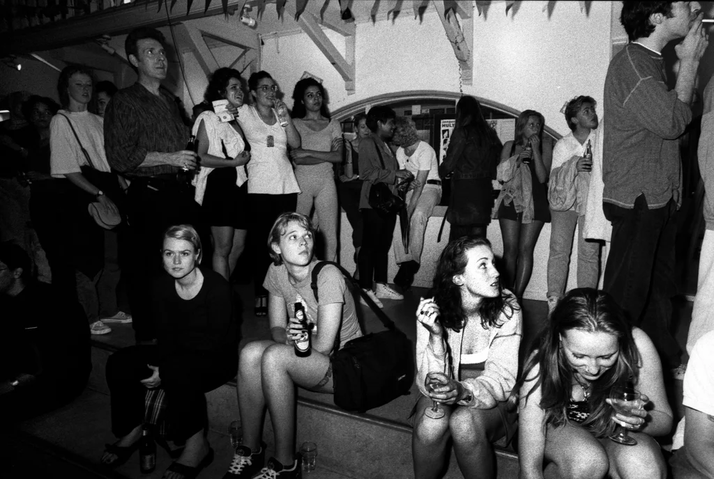 Linked image (Benefiet Mo Money_Theatergroep Artisjok Nultwintig_Spelers_1