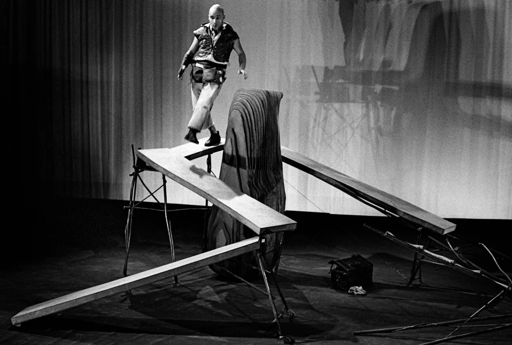 Linked image (Boodschapper van de lucht_Theatergroep Pruim_Allan Zipson_12