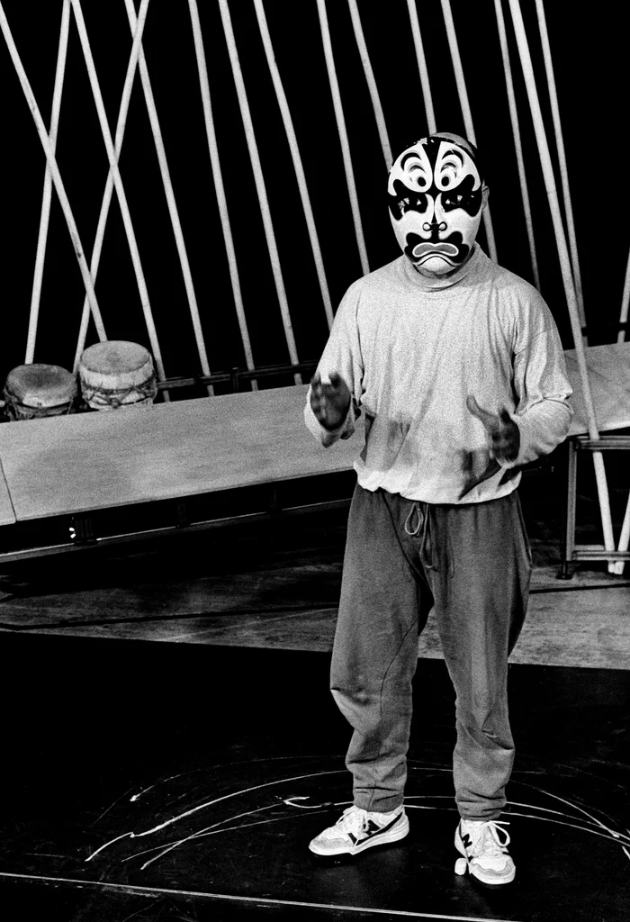 Linked image (Boodschapper van de lucht_Theatergroep Pruim_Allan Zipson_15