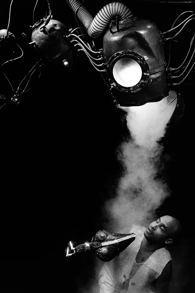 Linked image (Mamparagutu_Theatergroep Pruim_Helmert Woudenberg_12