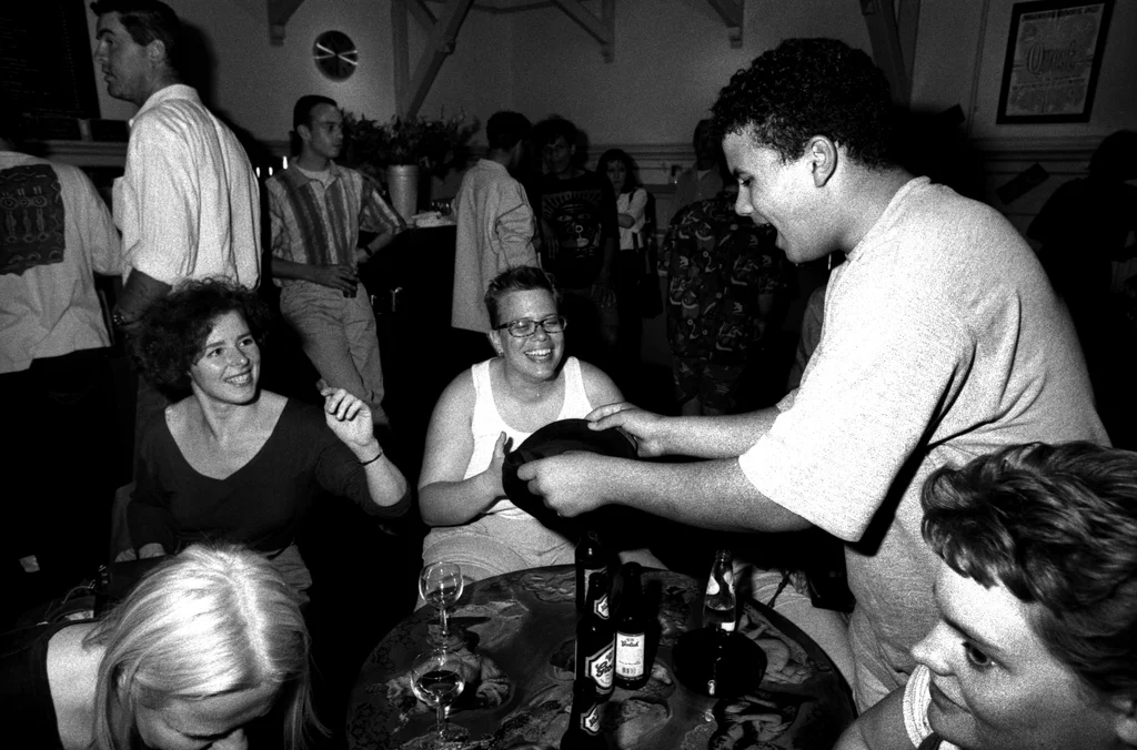 Linked image (Benefiet Mo Money_Theatergroep Artisjok Nultwintig_Spelers_4