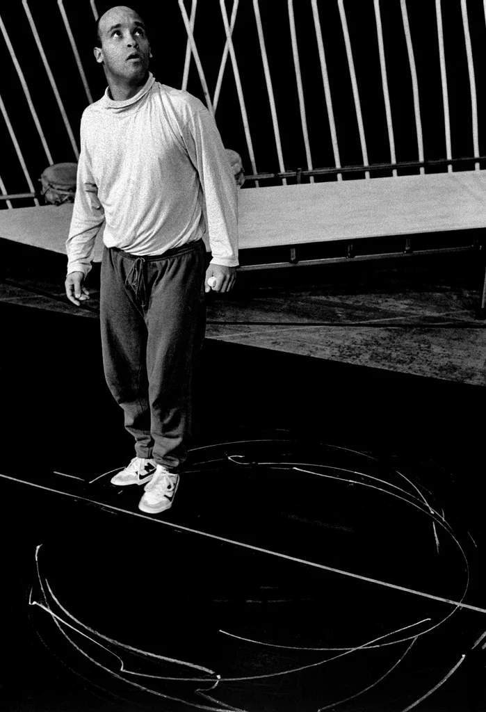 Linked image (Boodschapper van de lucht_Theatergroep Pruim_Allan Zipson_11