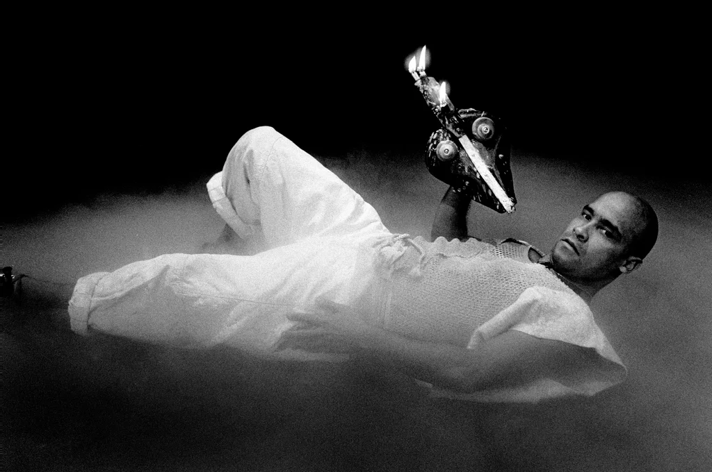 Linked image (Mamparagutu_Theatergroep Pruim_Helmert Woudenberg_2