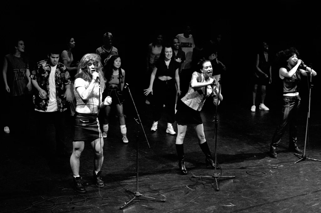 Linked image (Benefiet Mo Money_Theatergroep Artisjok Nultwintig_Spelers_2