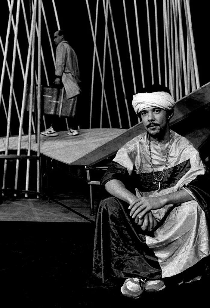 Linked image (Boodschapper van de lucht_Theatergroep Pruim_Allan Zipson_8