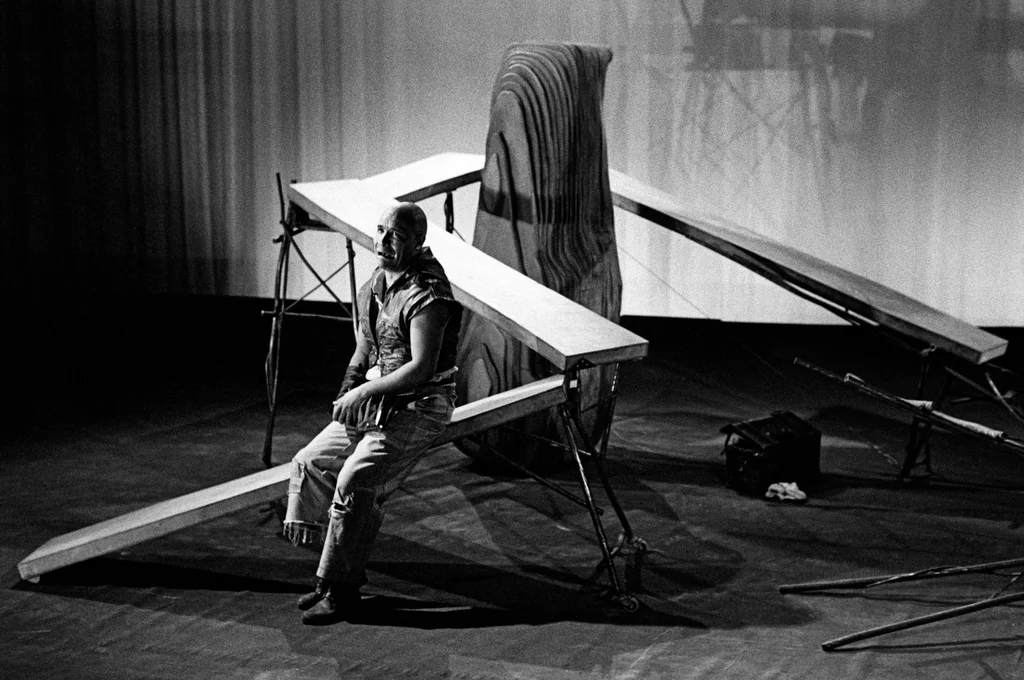 Linked image (Boodschapper van de lucht_Theatergroep Pruim_Allan Zipson_13