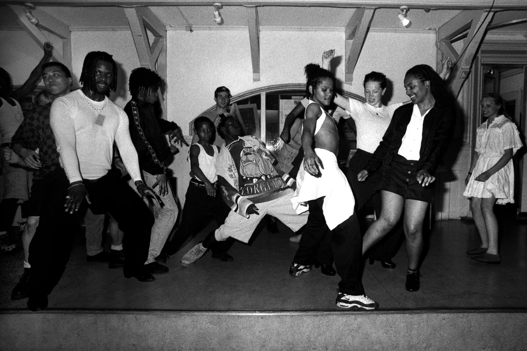 Linked image (Benefiet Mo Money_Theatergroep Artisjok Nultwintig_Spelers_5