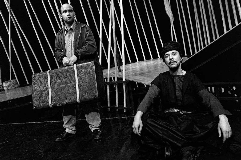 Linked image (Boodschapper van de lucht_Theatergroep Pruim_Allan Zipson_17