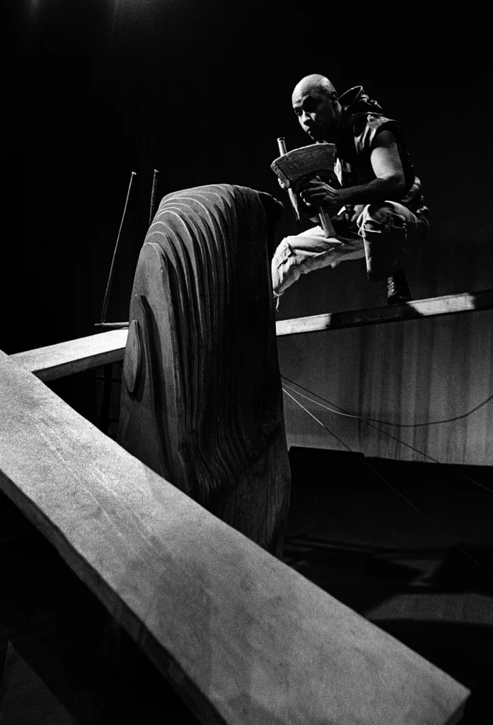 Linked image (Boodschapper van de lucht_Theatergroep Pruim_Allan Zipson_9