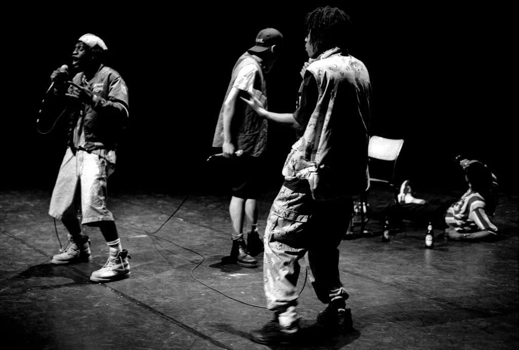 Linked image (Benefiet Mo Money_Theatergroep Artisjok Nultwintig_Spelers_11