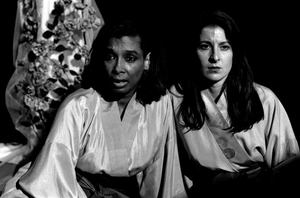 Linked image (Kimono Sisters_Cosmic Illusion Productions_John Leerdam_6