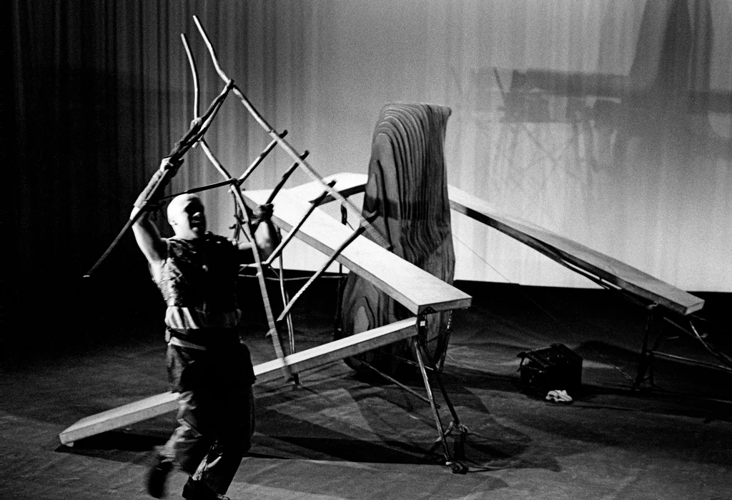 Linked image (Boodschapper van de lucht_Theatergroep Pruim_Allan Zipson_11