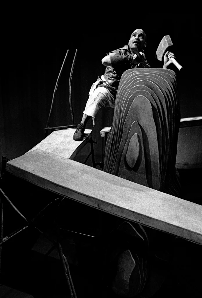 Linked image (Boodschapper van de lucht_Theatergroep Pruim_Allan Zipson_8