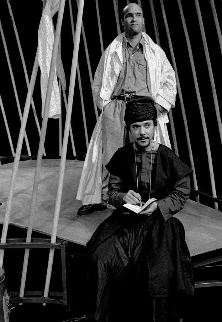 Linked image (Boodschapper van de lucht_Theatergroep Pruim_Allan Zipson_1