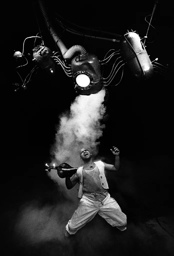 Linked image (Mamparagutu_Theatergroep Pruim_Helmert Woudenberg_10