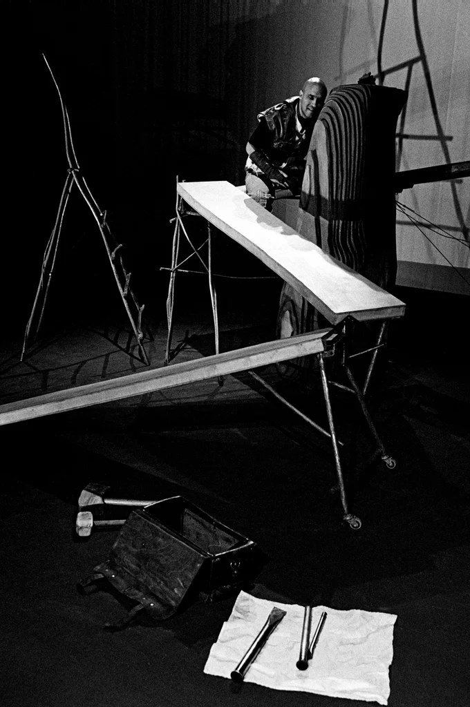 Linked image (Boodschapper van de lucht_Theatergroep Pruim_Allan Zipson_2