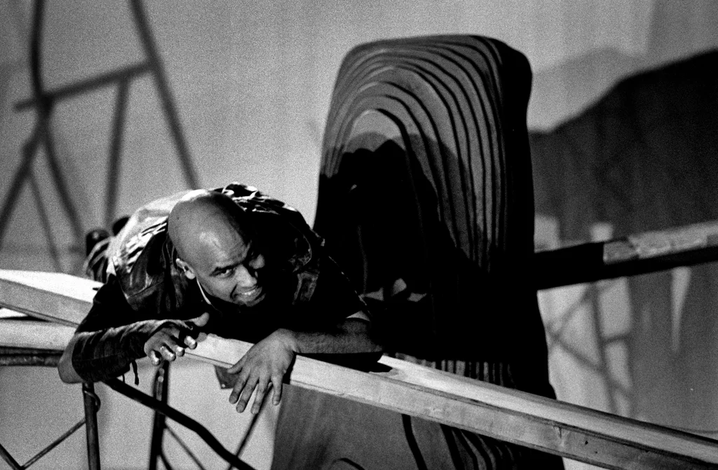 Linked image (Boodschapper van de lucht_Theatergroep Pruim_Allan Zipson_1