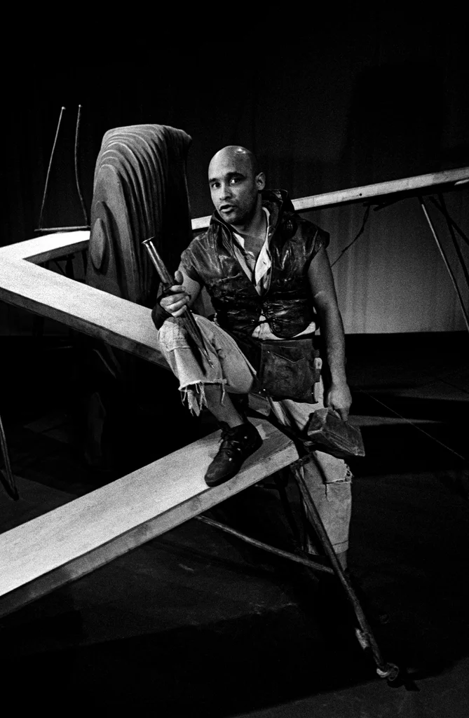 Linked image (Boodschapper van de lucht_Theatergroep Pruim_Allan Zipson_10