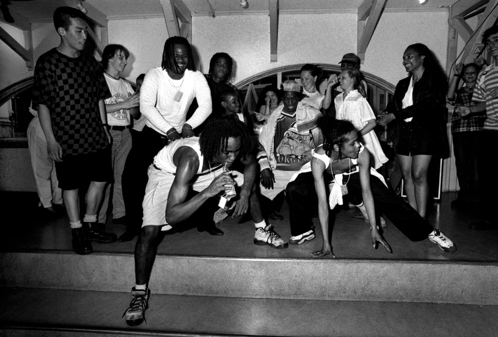 Linked image (Benefiet Mo Money_Theatergroep Artisjok Nultwintig_Spelers_6