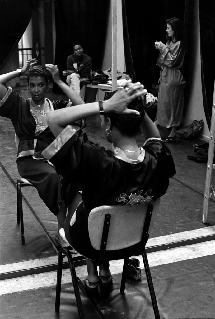 Linked image (Kimono Sisters_Cosmic Illusion Productions_John Leerdam_7