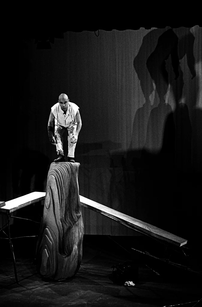 Linked image (Boodschapper van de lucht_Theatergroep Pruim_Allan Zipson_14