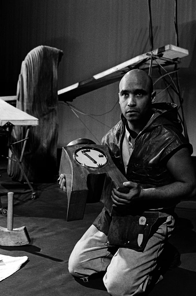 Linked image (Boodschapper van de lucht_Theatergroep Pruim_Allan Zipson_15