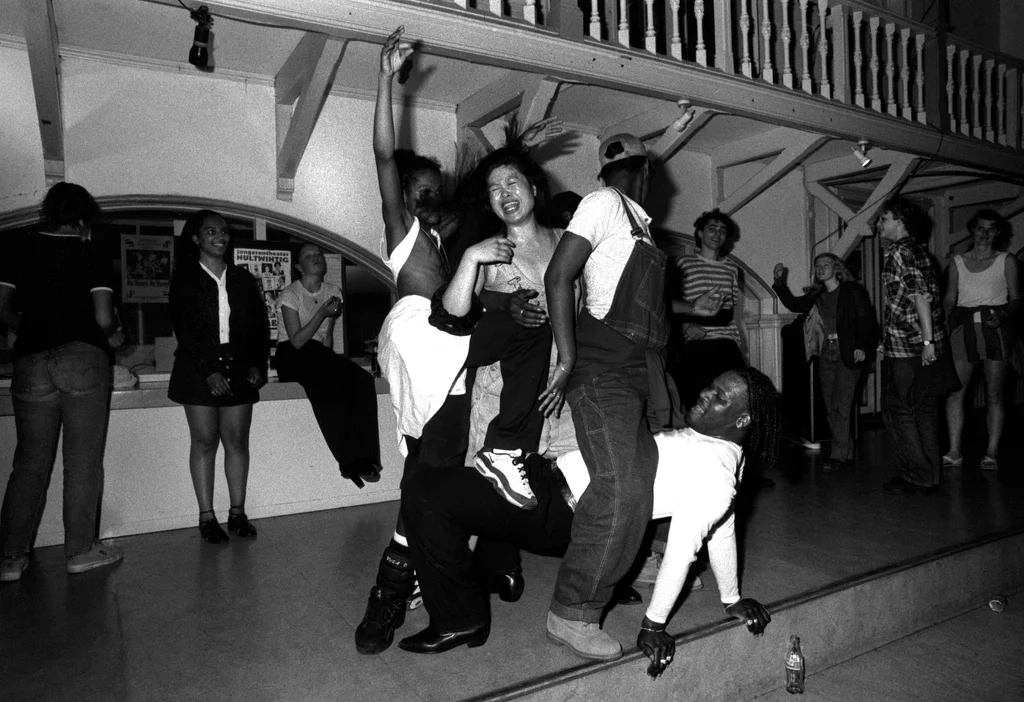 Linked image (Benefiet Mo Money_Theatergroep Artisjok Nultwintig_Spelers_7