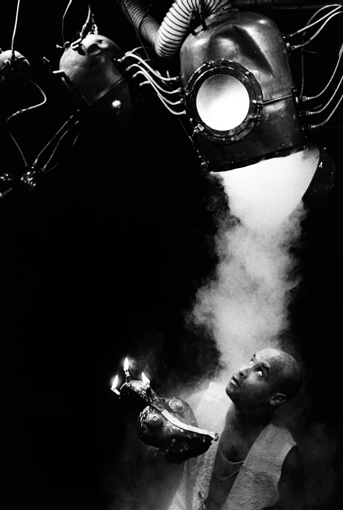 Linked image (Mamparagutu_Theatergroep Pruim_Helmert Woudenberg_11