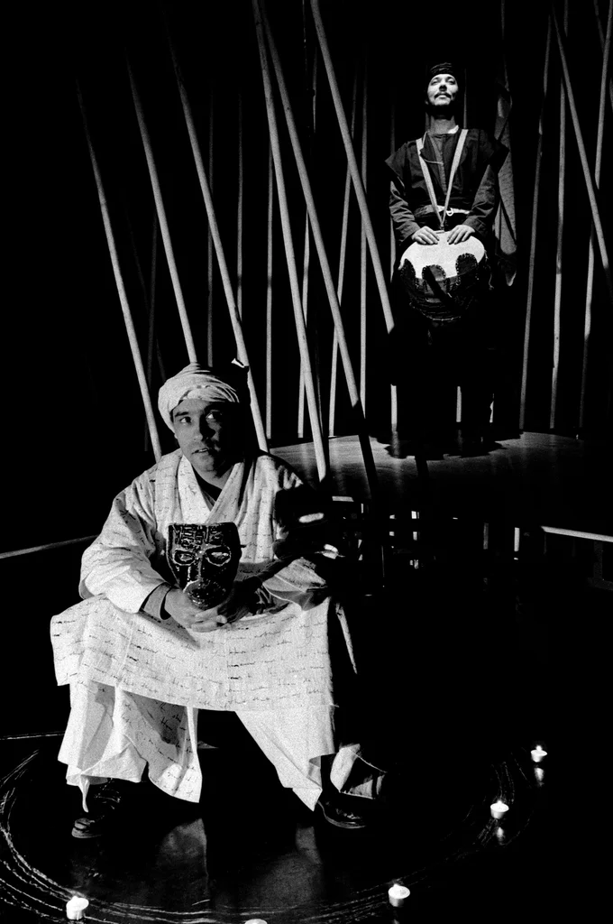 Linked image (Boodschapper van de lucht_Theatergroep Pruim_Allan Zipson_19