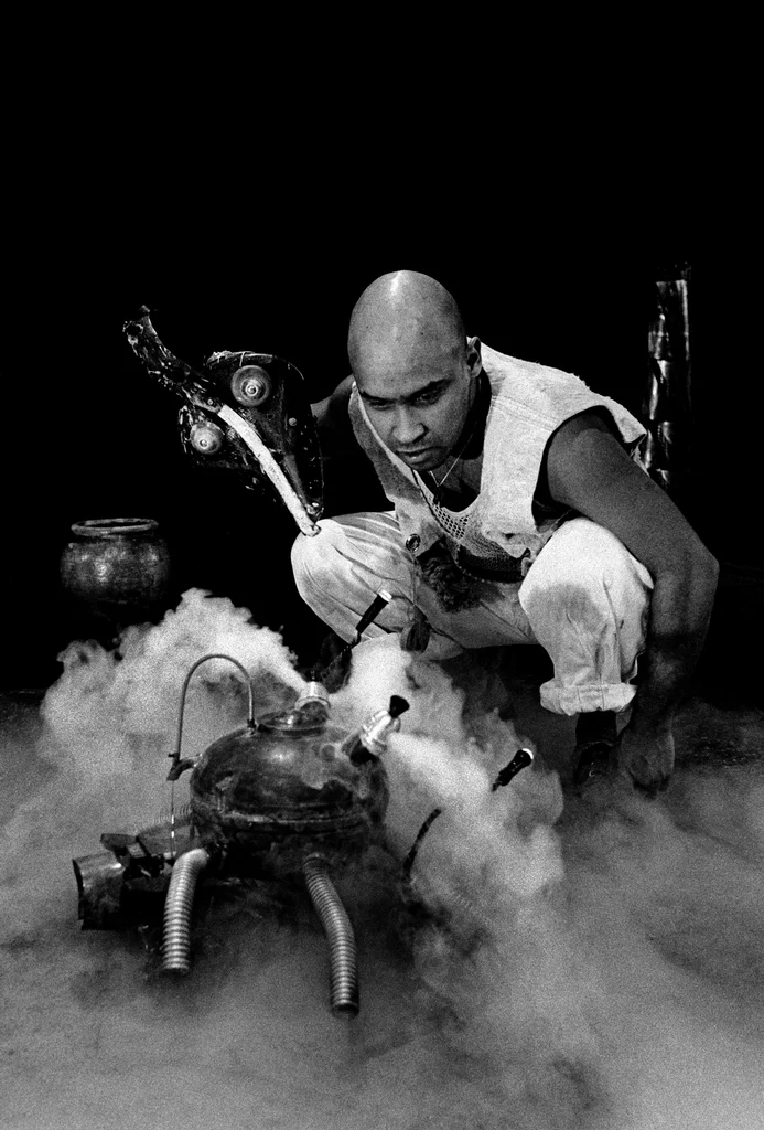 Linked image (Mamparagutu_Theatergroep Pruim_Helmert Woudenberg_8