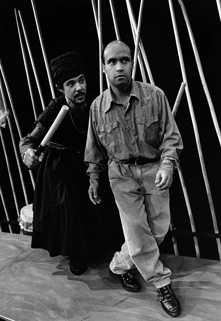 Linked image (Boodschapper van de lucht_Theatergroep Pruim_Allan Zipson_22