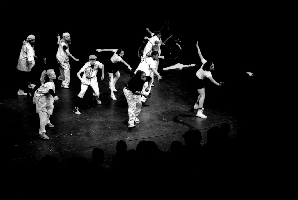 Linked image (Benefiet Mo Money_Theatergroep Artisjok Nultwintig_Spelers_12