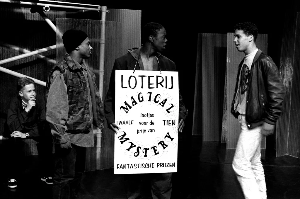 Linked image (Gameboys_Jongerentheater Artisjok Nultwintig_David Greaves en Nita Liem_1