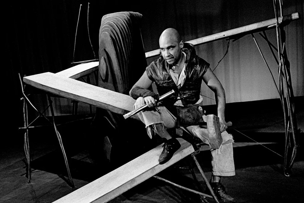 Linked image (Boodschapper van de lucht_Theatergroep Pruim_Allan Zipson_7