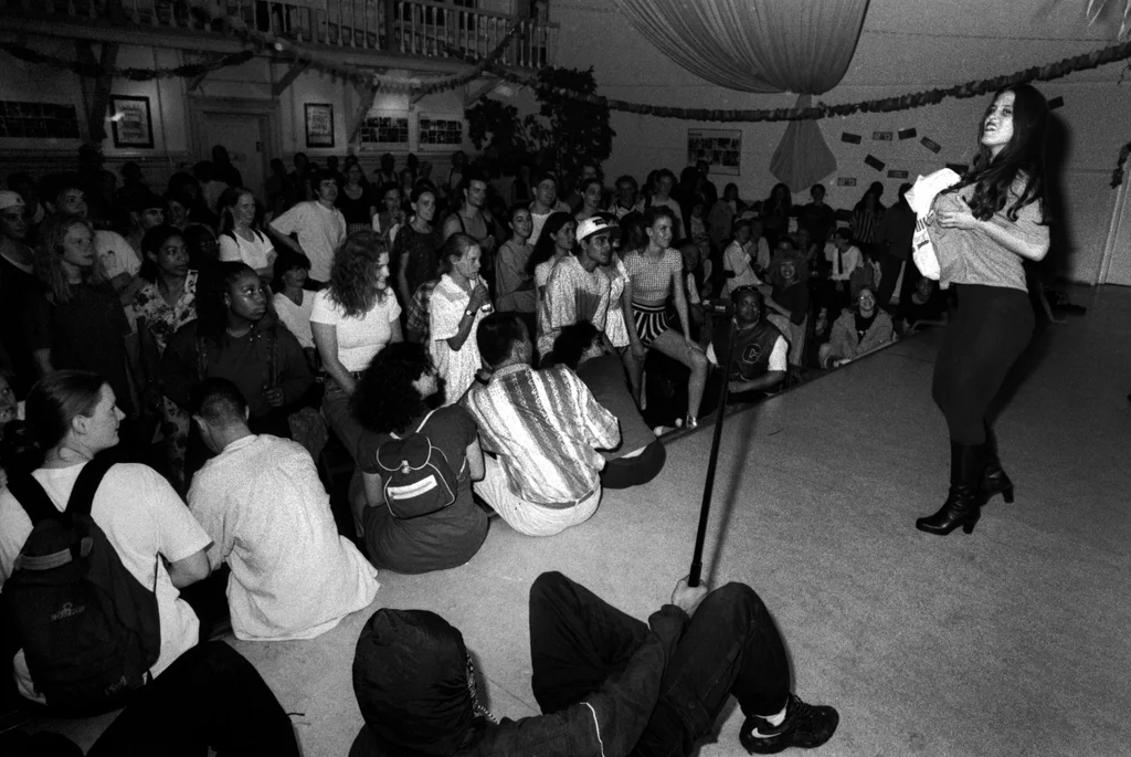 Linked image (Benefiet Mo Money_Theatergroep Artisjok Nultwintig_Spelers_8