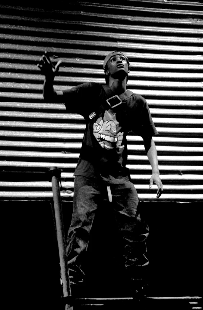 Linked image (De Stad_Jongerentheater Artisjok Nultwintig_David Greaves_4