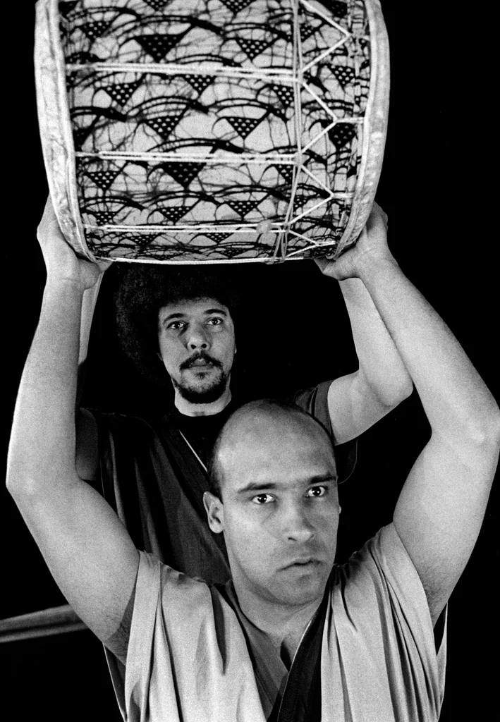 Linked image (Boodschapper van de lucht_Theatergroep Pruim_Allan Zipson_4